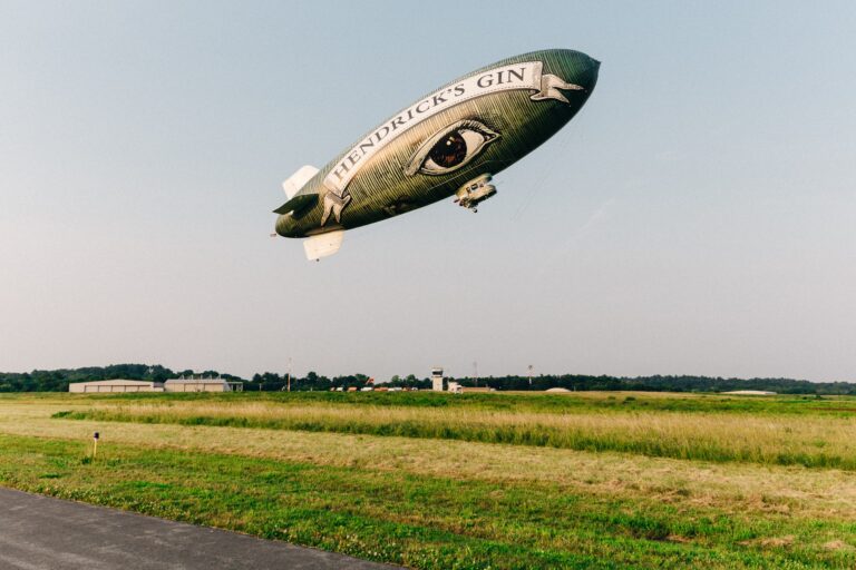 Hendrick's Gin propose un transport de concombres volants "sans hâte" vers le Super Bowl
