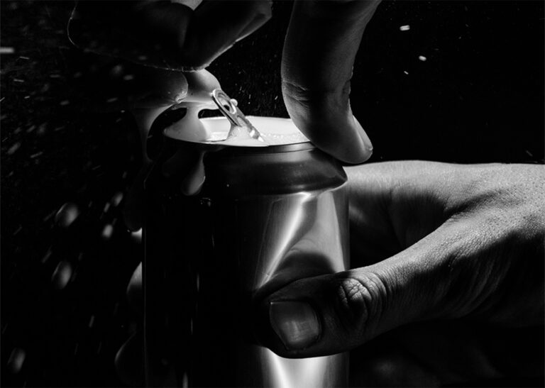 Une voleuse à l'étalage boit presque tout l'alcool qu'elle a balayé avant que la police ne l'attrape
