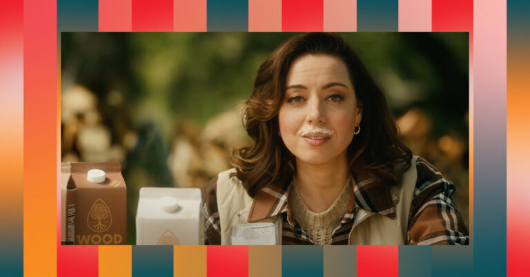 Aubrey Plaza veut que vous buviez… du lait de bois ?

