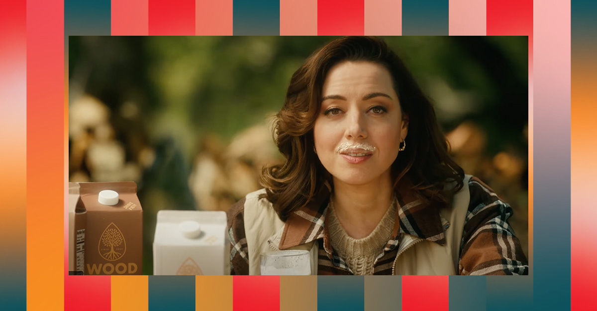Aubrey Plaza veut que vous buviez… du lait de bois ?