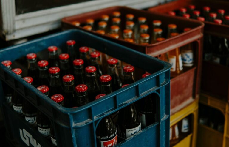4 Arrêté alors que la police saisit 100 boîtes d'alcool de contrebande
