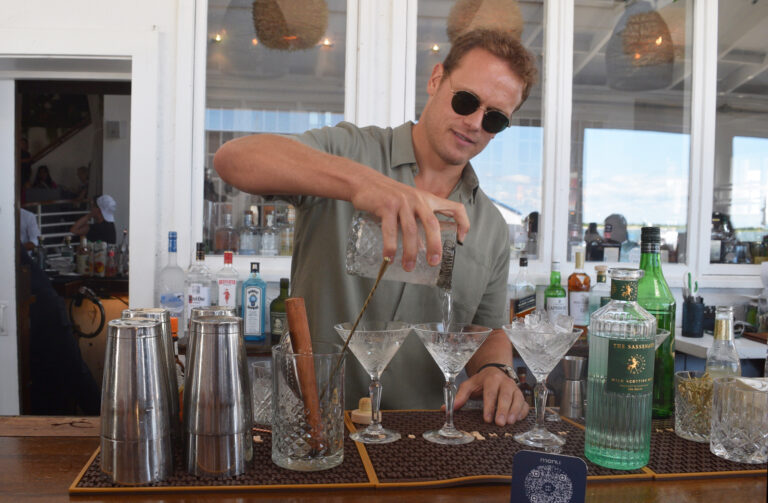 Sam Heughan, star d'Outlander, sert des cocktails au gin Sassenach
