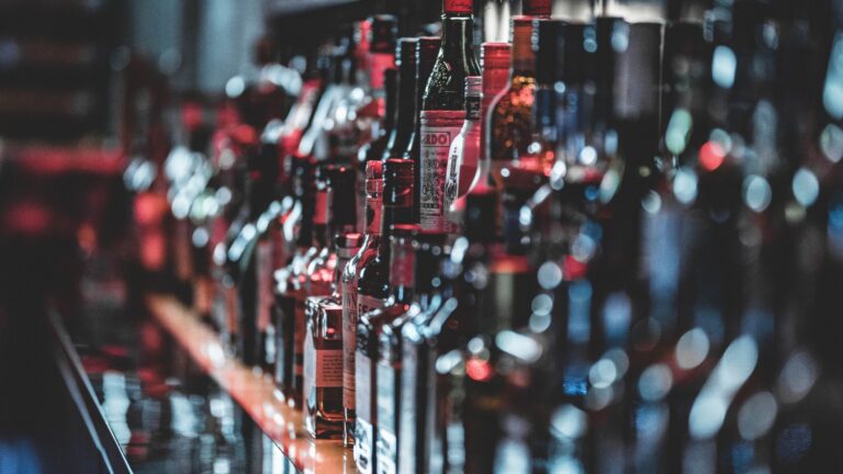 Une étude récente révèle que plus d'Américains boivent de l'alcool fort que jamais auparavant
