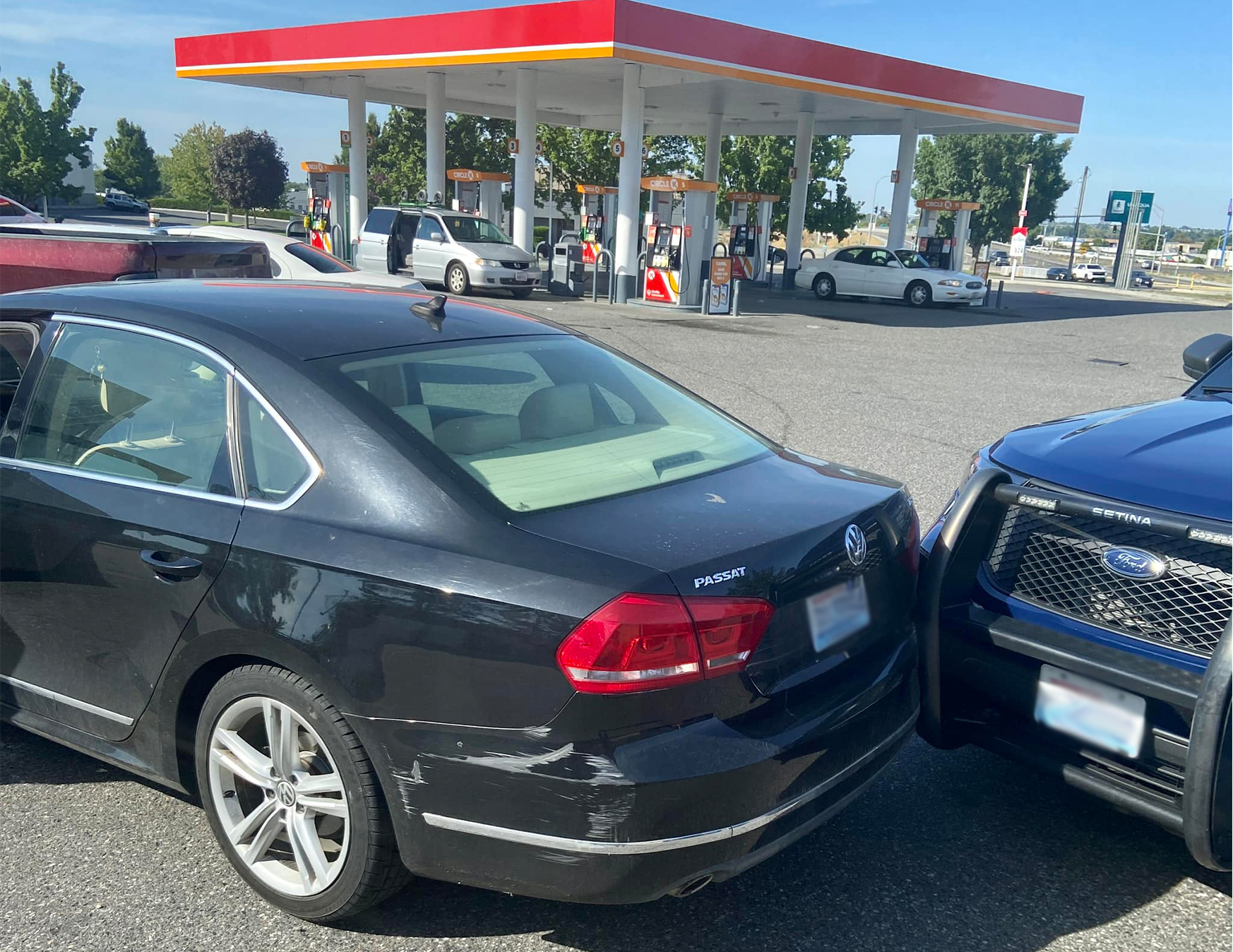 Une femme ivre s'écrase dans une voiture de police après avoir essayé d'acheter plus d'alcool