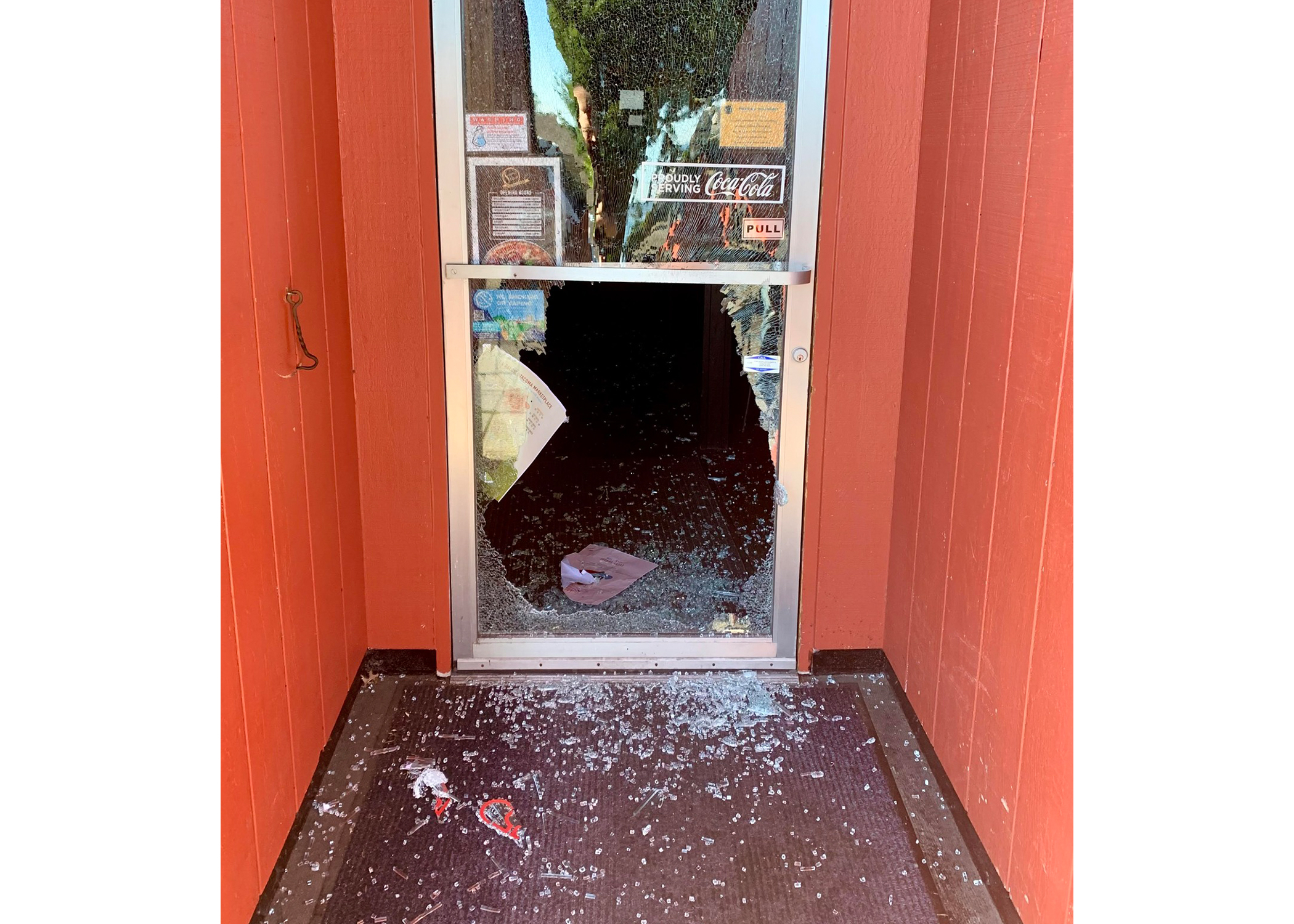 Une pizzeria organise un service commémoratif pour l'alcool perdu lors d'un cambriolage