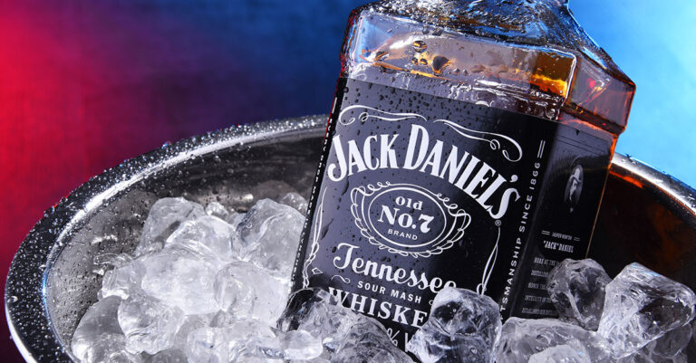 Les distillateurs américains poussent un soupir de soulagement alors que l'UE suspend encore les droits de douane sur le whisky américain

