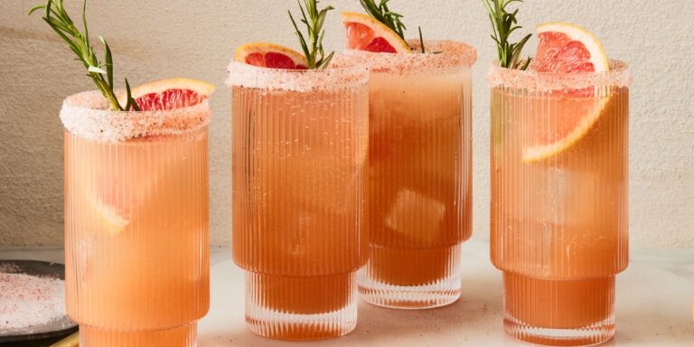 Meilleure recette de Spritz de cocktail sans alcool au pamplemousse et au romarin
