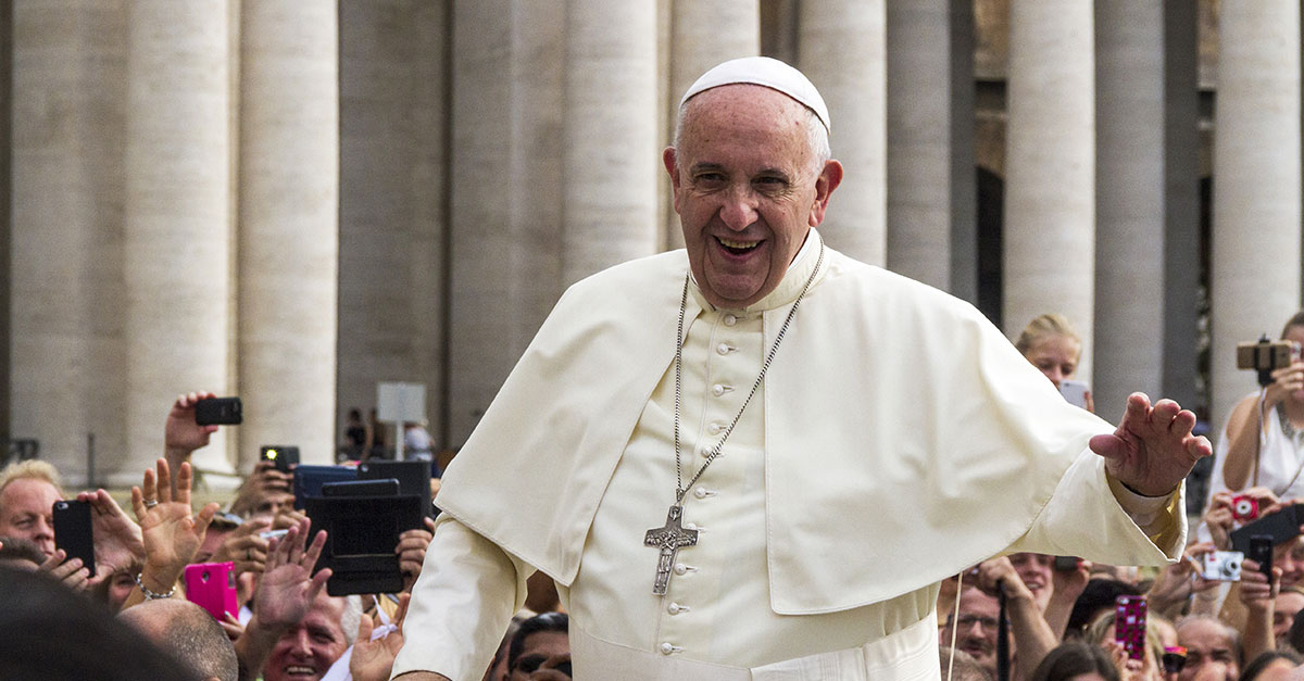 Le pape François s'adresse à la foule au Vatican : « Le vin est pour tout le monde »