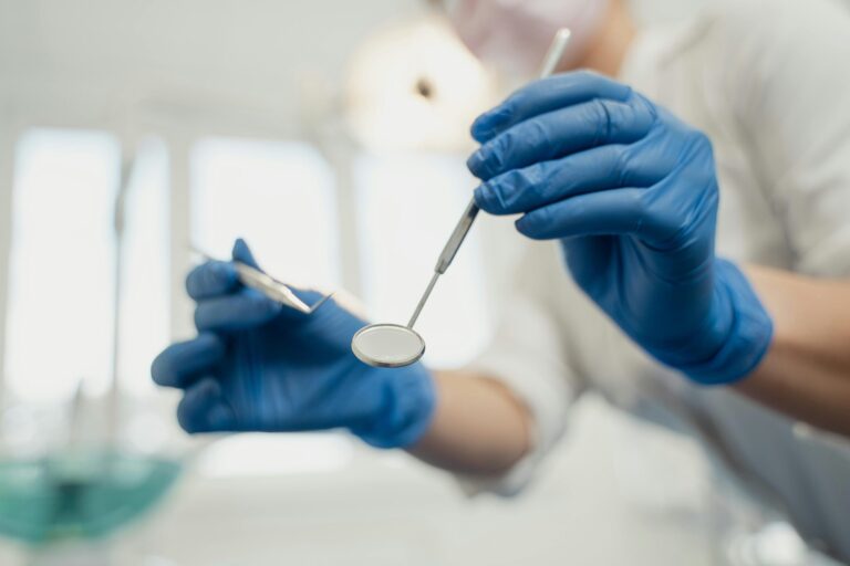 Un dentiste accusé d'avoir pratiqué un traitement de canal en prison alors qu'il était ivre
