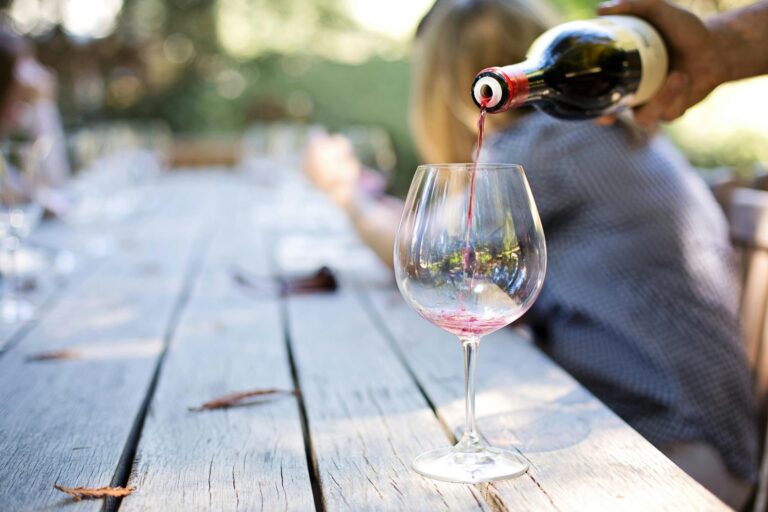 Une étude suggère des verres à vin plus petits dans les bars
