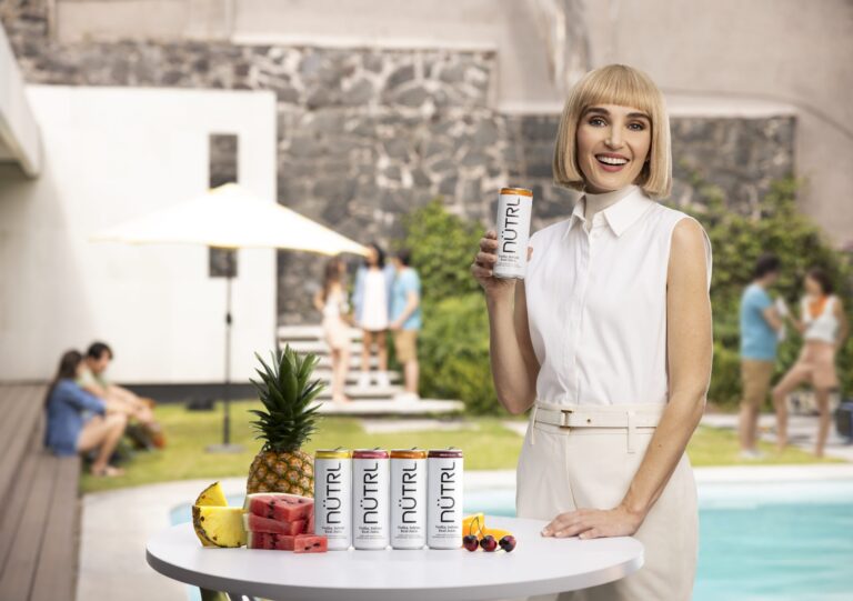La star de SNL, Chloe Fineman, revient dans le rôle de « Vodka Seltzer Sommelier »
