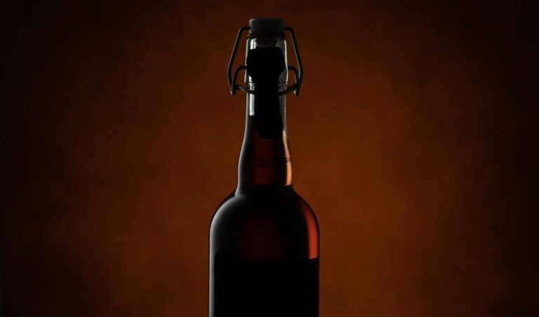 L'alcool contenant du cyanure tue 1 personne et laisse 1 personne « se battre pour la vie »
