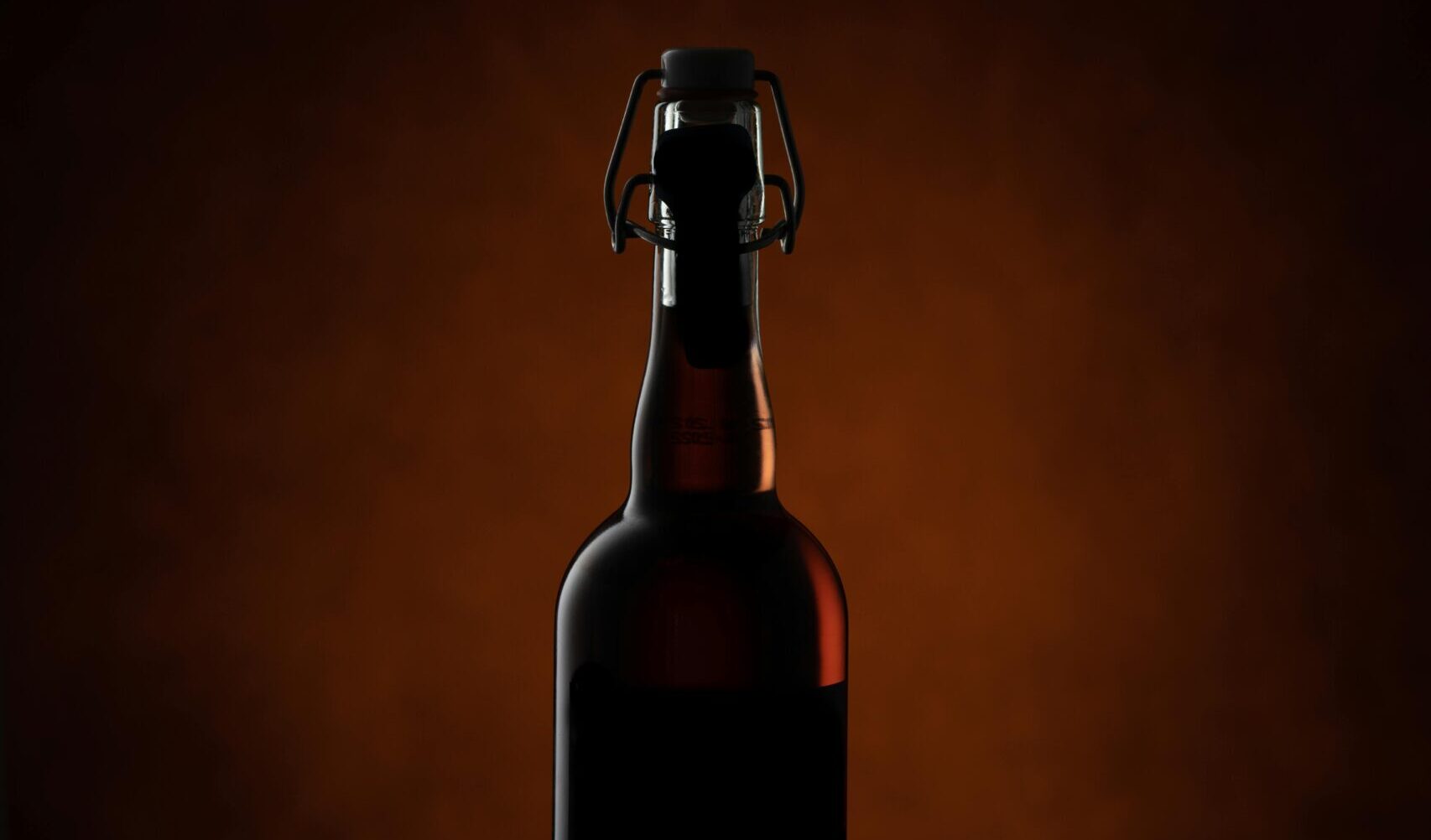 L'alcool contenant du cyanure tue 1 personne et laisse 1 personne « se battre pour la vie »