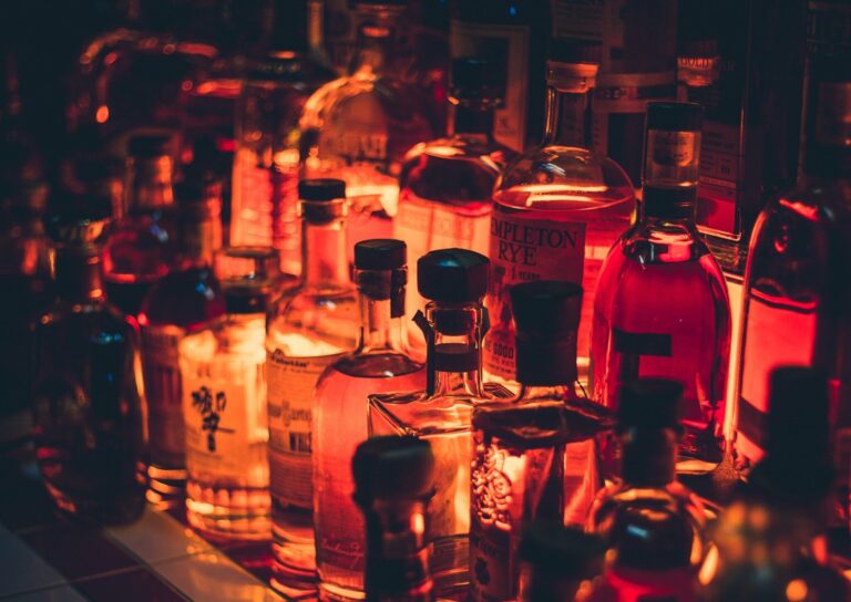 Plus de 30 employés d'un magasin d'alcool d'attaque avec des « bâtons et des armes tranchantes »
