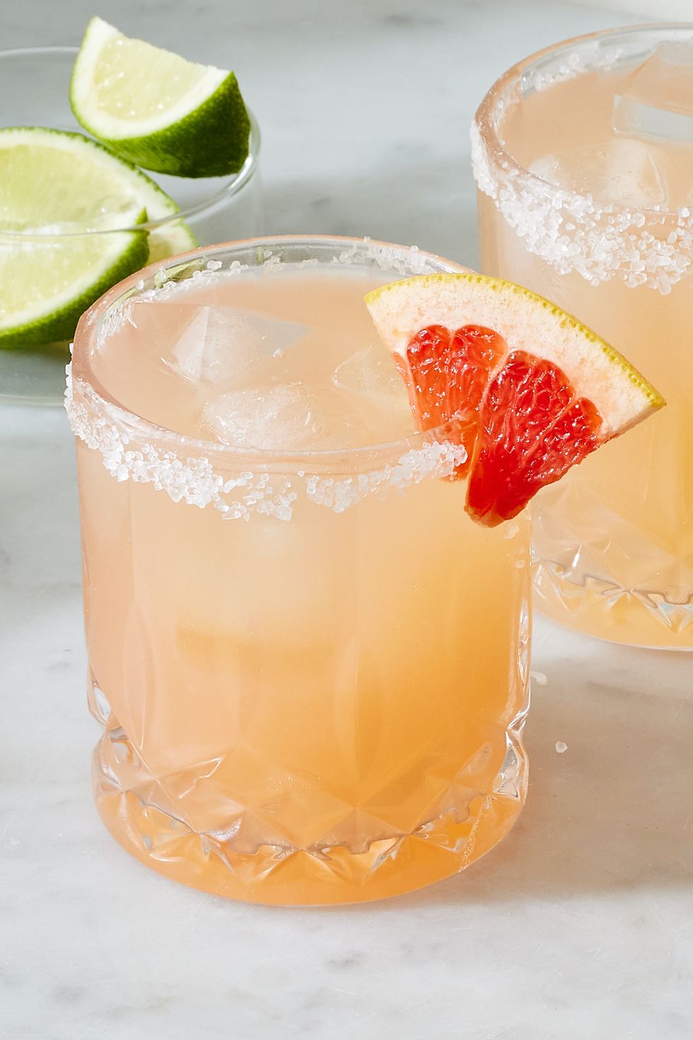 cocktail paloma avec bord de sel et garniture de pamplemousse