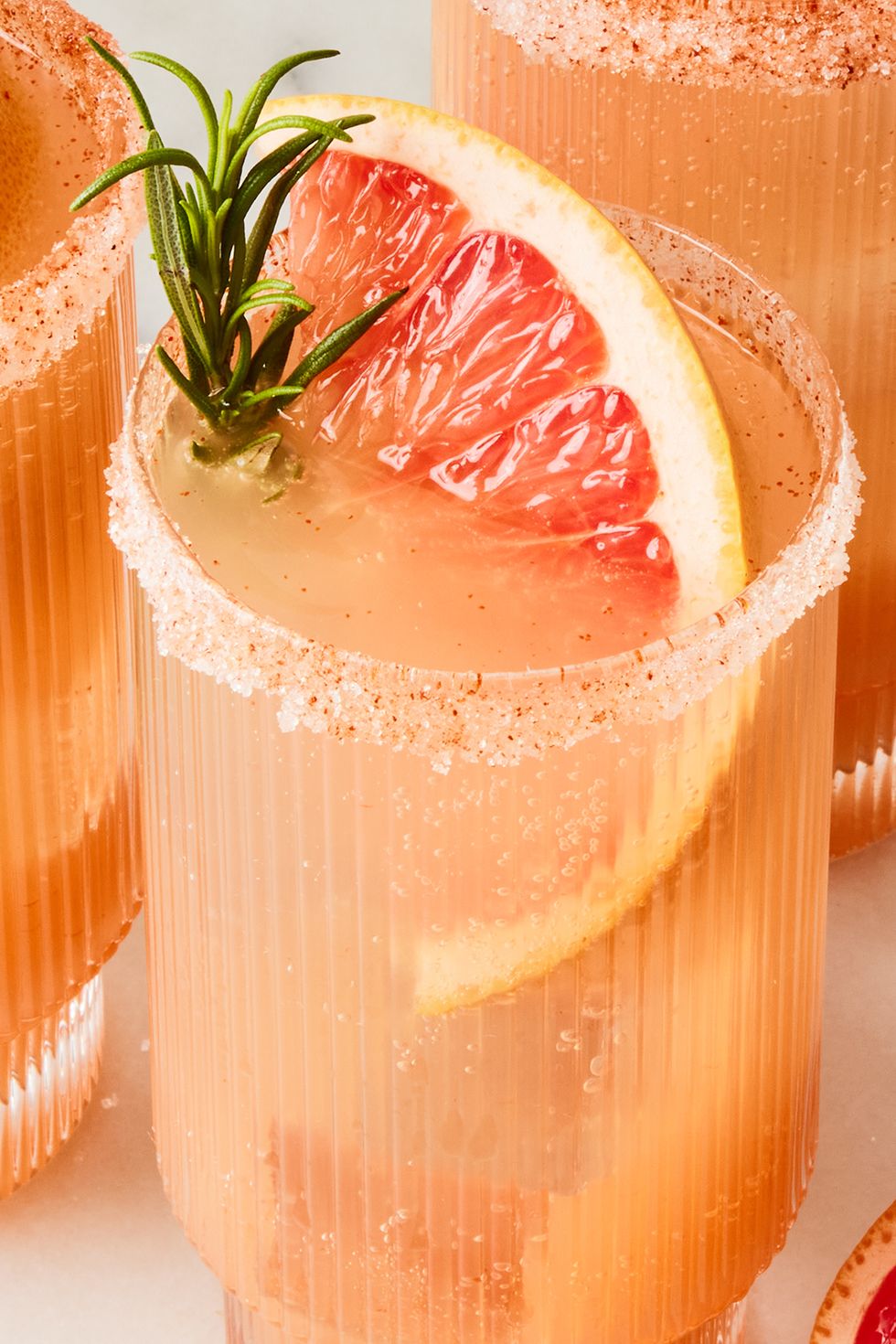 Spritz sans alcool au pamplemousse et au romarin spritz de cocktail sans alcool au pamplemousse et au romarin garni de tranches de pamplemousse et de brins de romarin