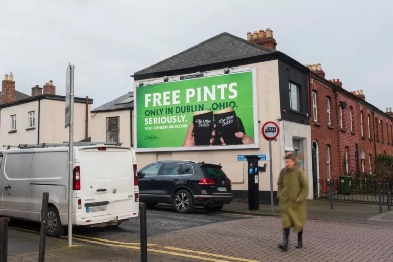De la bière gratuite offerte aux habitants de Dublin, en Irlande, prêts à se rendre dans « l'autre Dublin » de l'Ohio ce jour de la Saint-Patrick
