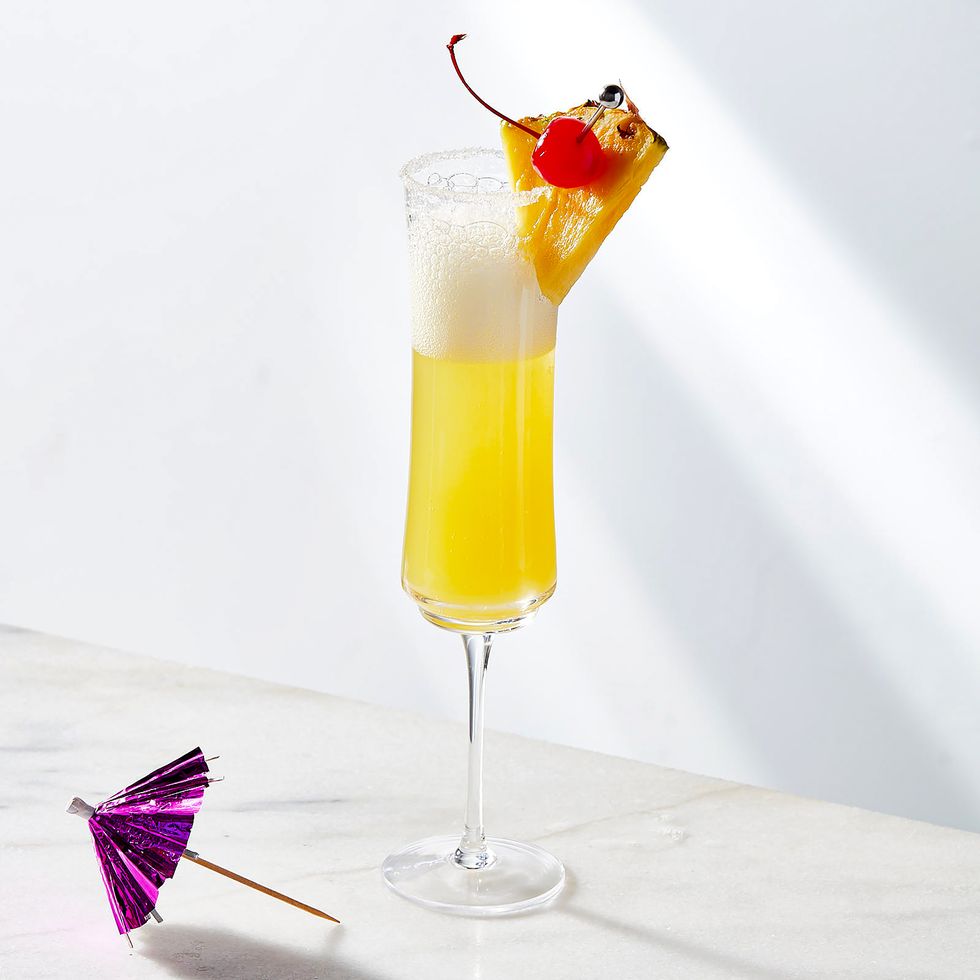 pina colada mimosa garnie d'un marasquin et d'un quartier d'ananas