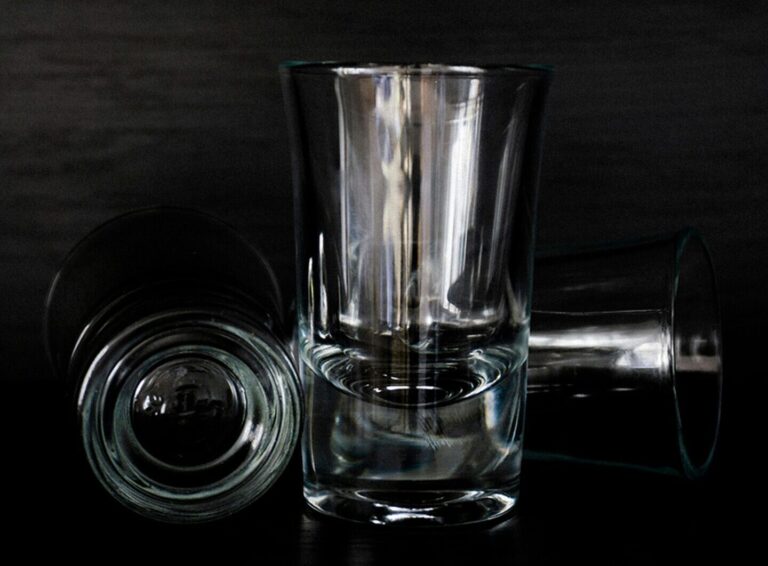 Un conducteur ivre s'écrase dans un fossé après 10 shots de gin
