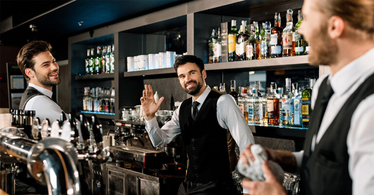 10 signes révélateurs que vous travaillez dans l’hôtellerie, selon les barmans de Reddit

