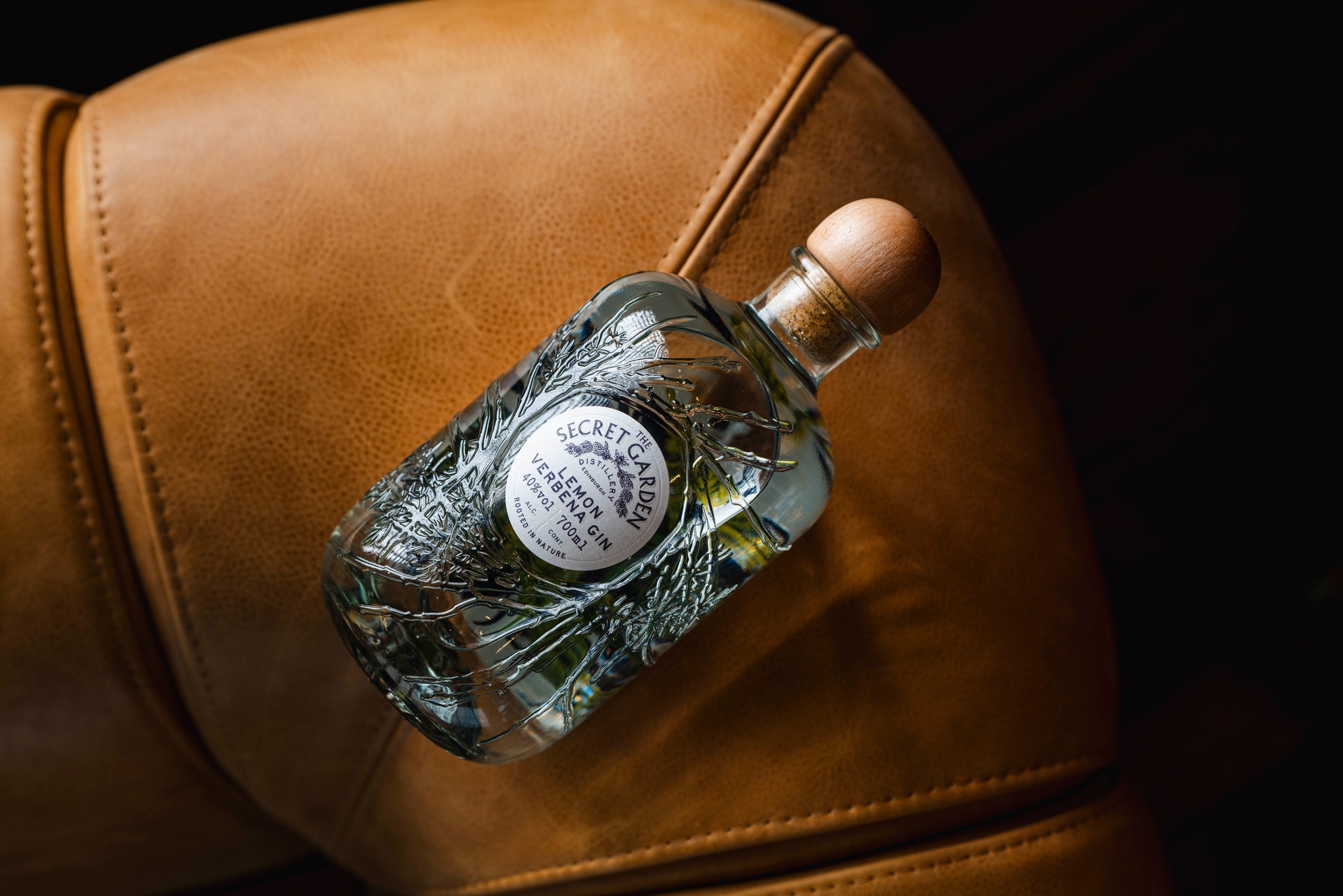 La distillerie Secret Garden d'Édimbourg vise le statut de gin super premium avec un design de bouteille rafraîchi « enraciné dans la nature »