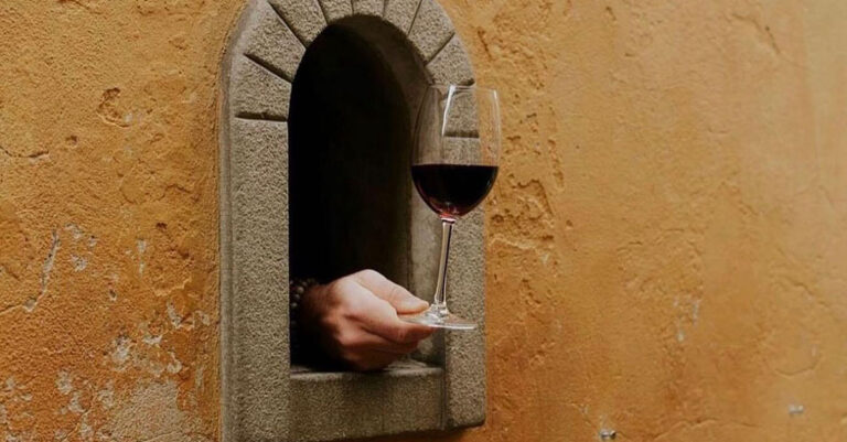 New York vient de recevoir une vitrine à vin florentine


