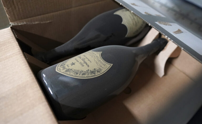 Swanky NY Wine Club, où des célébrités comme LeBron James Pop Bottles coûtent 20 000 $ pour adhérer – si vous pouvez passer un « Vibe Check »
