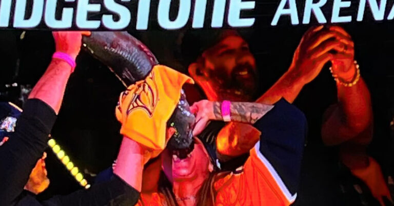 Un chanteur country boit de la bière provenant d'un poisson-chat mort lors d'un match de hockey à Nashville

