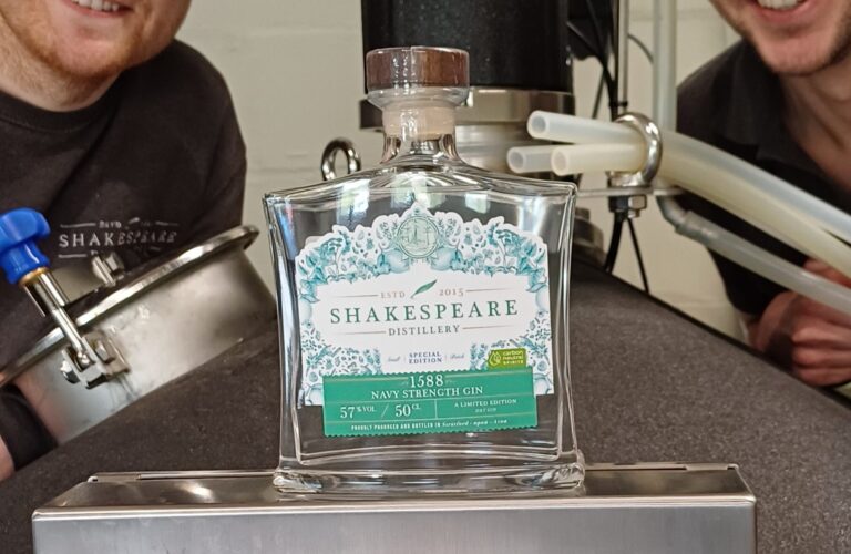 « Un vrai punch » : la distillerie Shakespeare rend hommage aux batailles maritimes historiques avec 57 % d'ABV de gin Navy Strength
