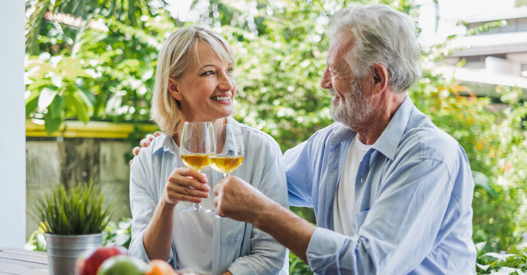 Une étude révèle que les couples qui boivent ensemble vivent plus longtemps

