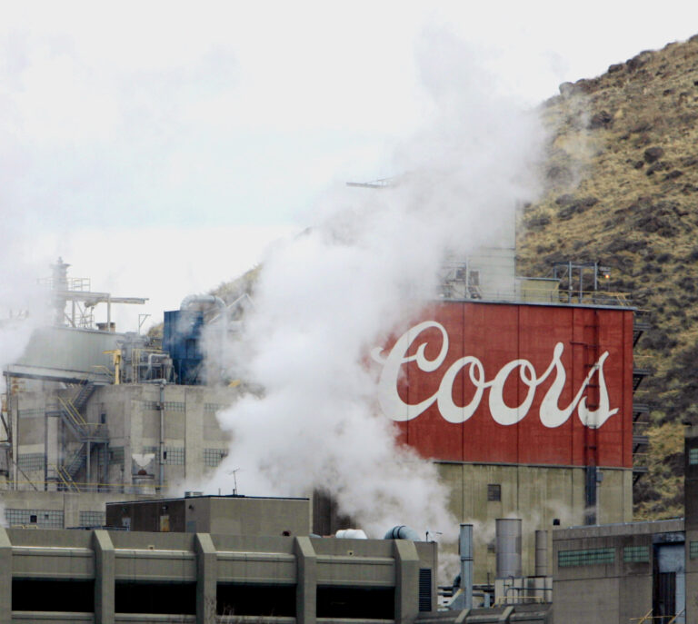 Des canettes Coors Light se déversent sur l'autoroute à partir d'un camion renversé
