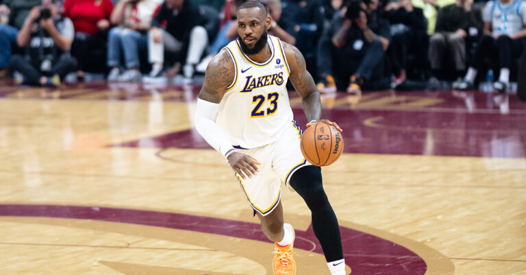 Le culte Napa Cab LeBron James a bu sur le terrain lors du match Celtics-Cavs

