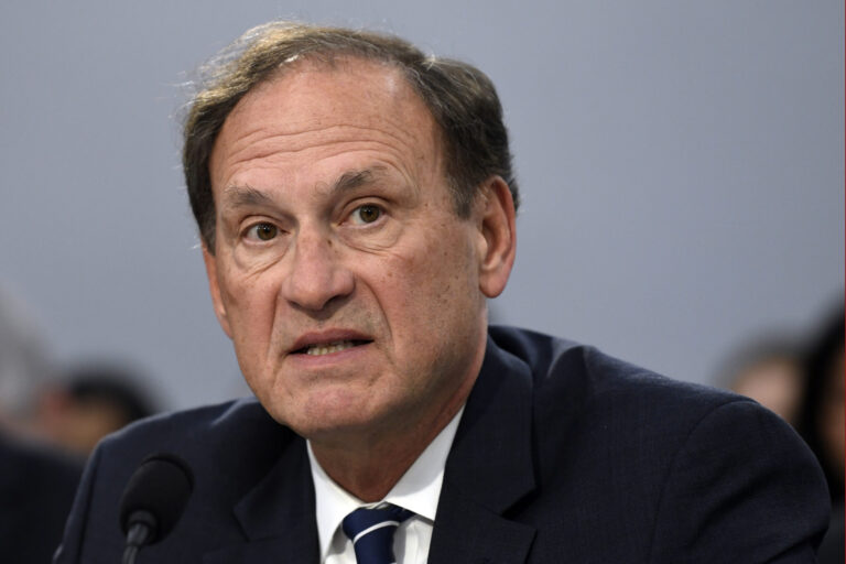 Le juge Samuel Alito dans l’eau chaude à cause du commerce des actions de Bud Light
