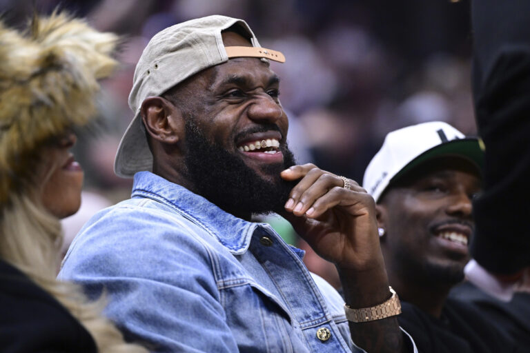 LeBron James sirote du vin Napa sur le terrain pendant le match des Cavaliers
