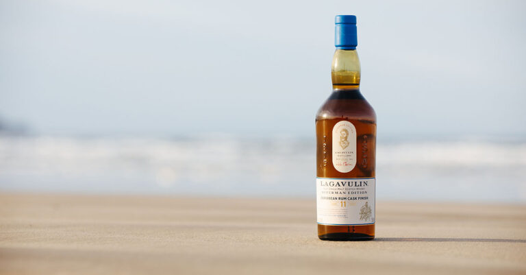 Nick Offerman lance la 4e collaboration Lagavulin : un scotch de 11 ans fini dans des fûts de rhum des Caraïbes

