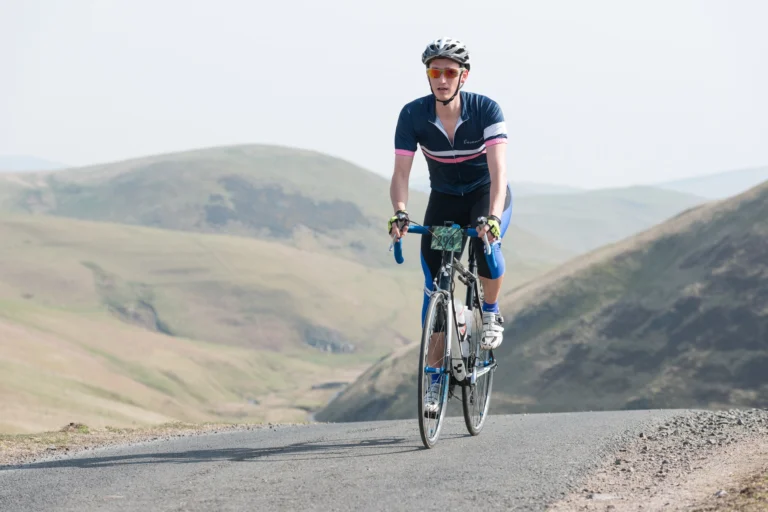 Un amateur de whisky visitera des distilleries galloises dans le cadre d'un défi cycliste caritatif
