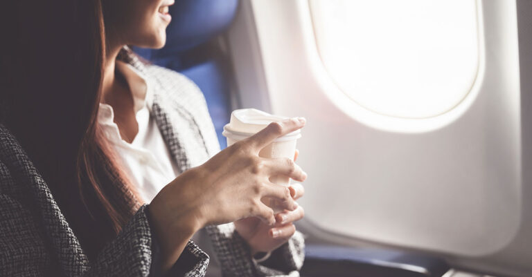 Un ancien agent de bord révèle pourquoi vous ne devriez jamais boire de café ou de thé dans un avion

