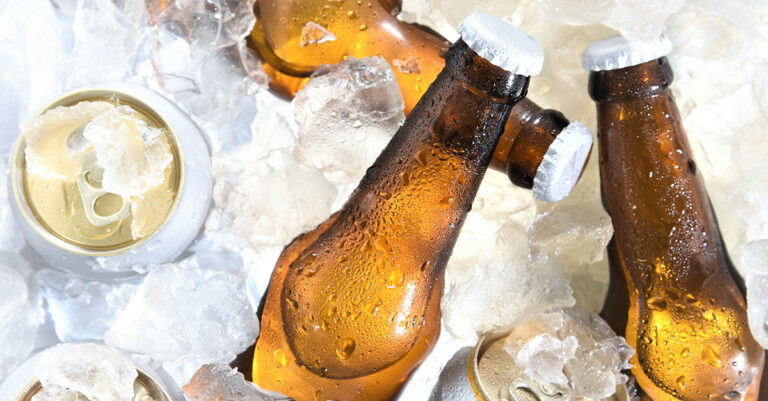Une étude scientifique explique pourquoi nous aimons notre bière froide et notre saké chaud

