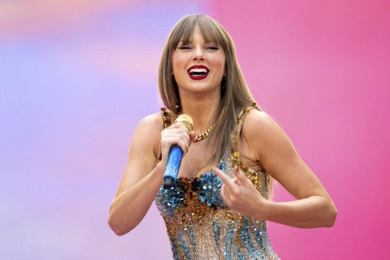 Hugh Grant boit de la tequila au spectacle de Taylor Swift rempli de célébrités
