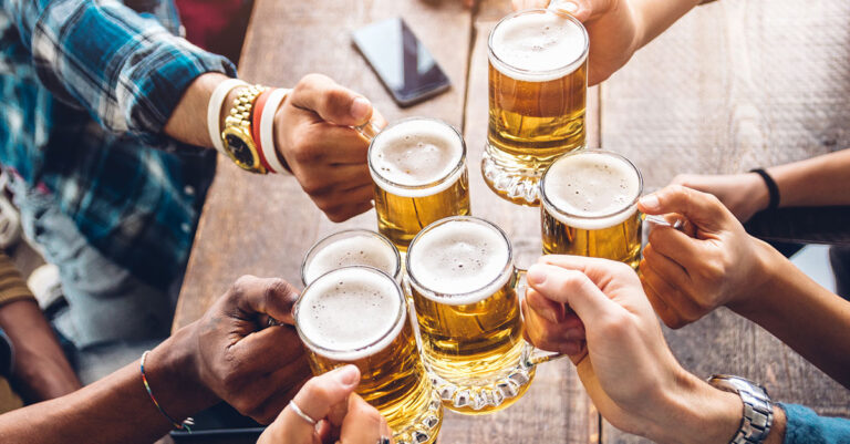 Les supporters de football écossais boivent à sec les aéroports et les bars allemands en moins de 24 heures

