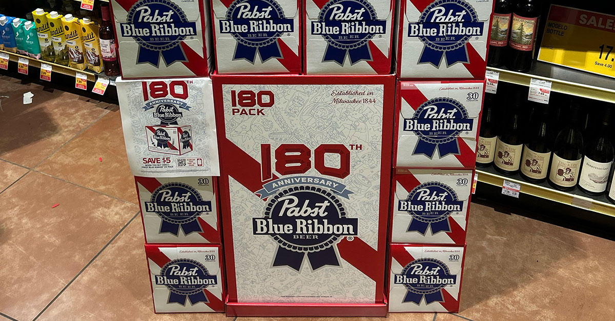 Pabst Blue Ribbon vient de lancer un paquet colossal de 180 bières