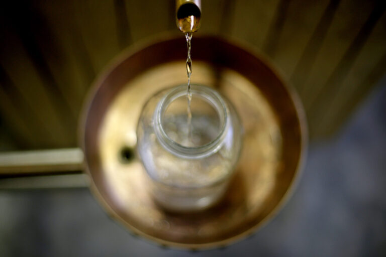 La distillation artisanale pourrait devenir légale après la décision d'un juge fédéral
