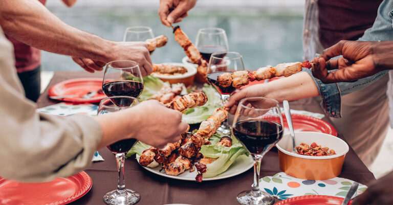 Un domaine viticole transforme son pinot noir fumé en sauce barbecue

