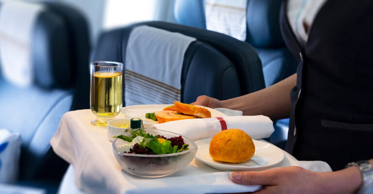 Comment obtenir le meilleur service de repas en vol, selon une hôtesse de l'air

