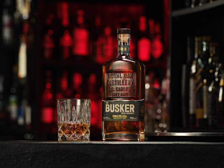 Le nouveau look du whisky irlandais Busker est un minimalisme élégant

