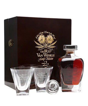 Le whisky bourbon Kentucky Straight de 23 ans « Pappy Van Winkle's Family Selection » d'Old Rip Van Winkle avec verres et carafe est l'un des bourbons les plus chers au monde.