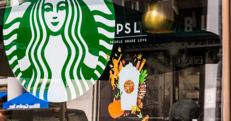 Starbucks va lancer son Pumpkin Spice Latte plus tôt que jamais grâce à la collaboration avec Stanley

