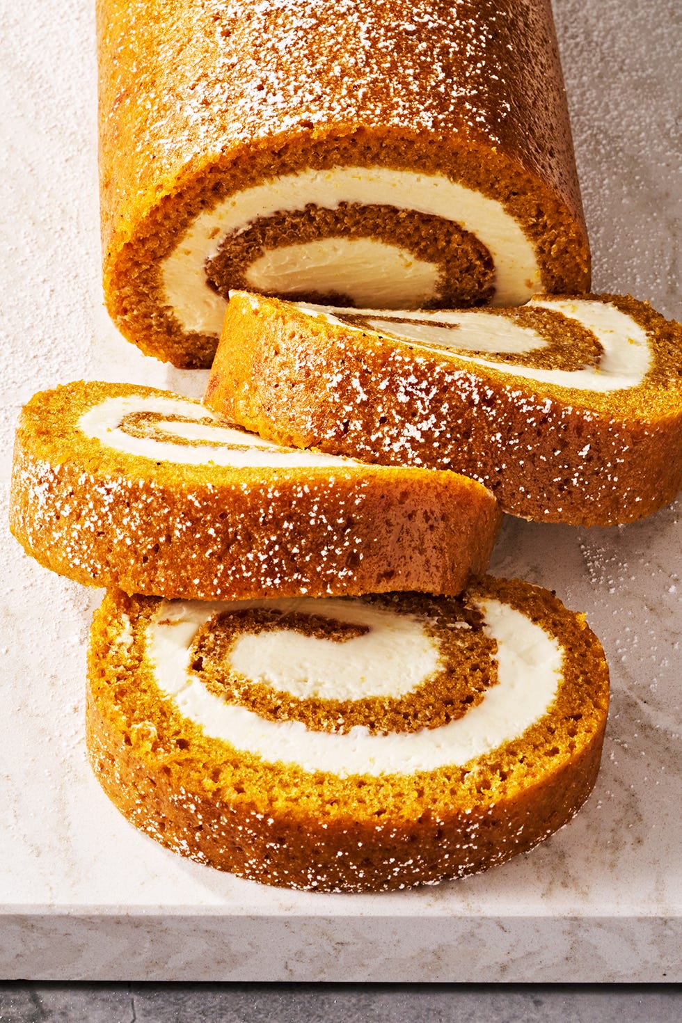 Gâteau roulé au fromage et à la citrouille gâteau roulé au fromage à la citrouille avec un tourbillon de fromage à la crème