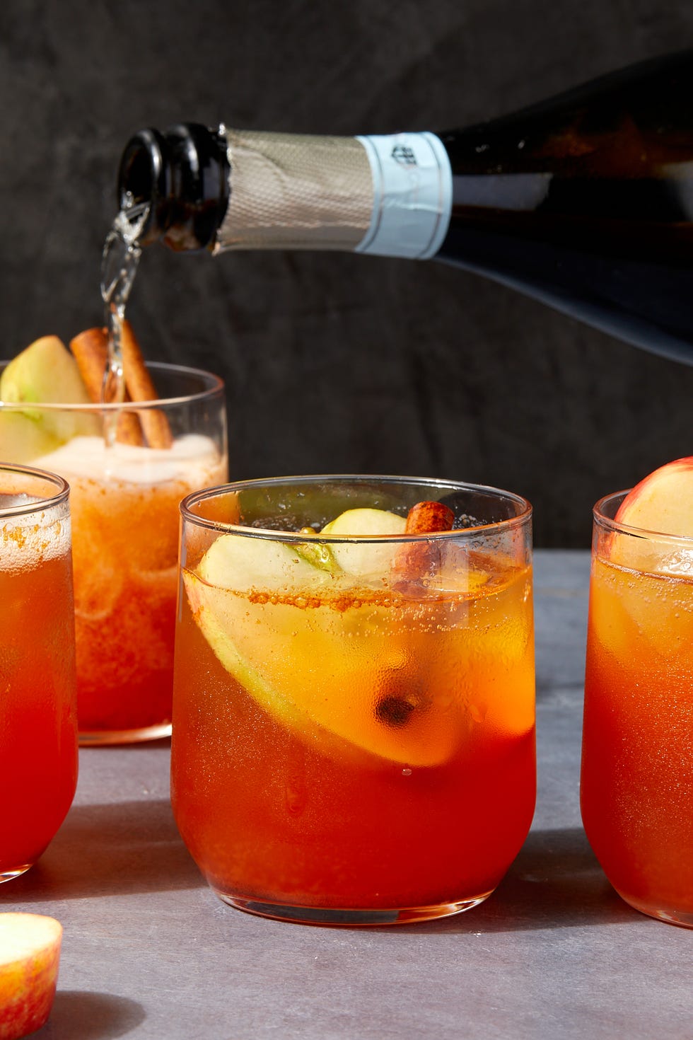 Spritz au cidre de pomme Spritz au cidre de pomme garni de pommes et de bâtons de cannelle