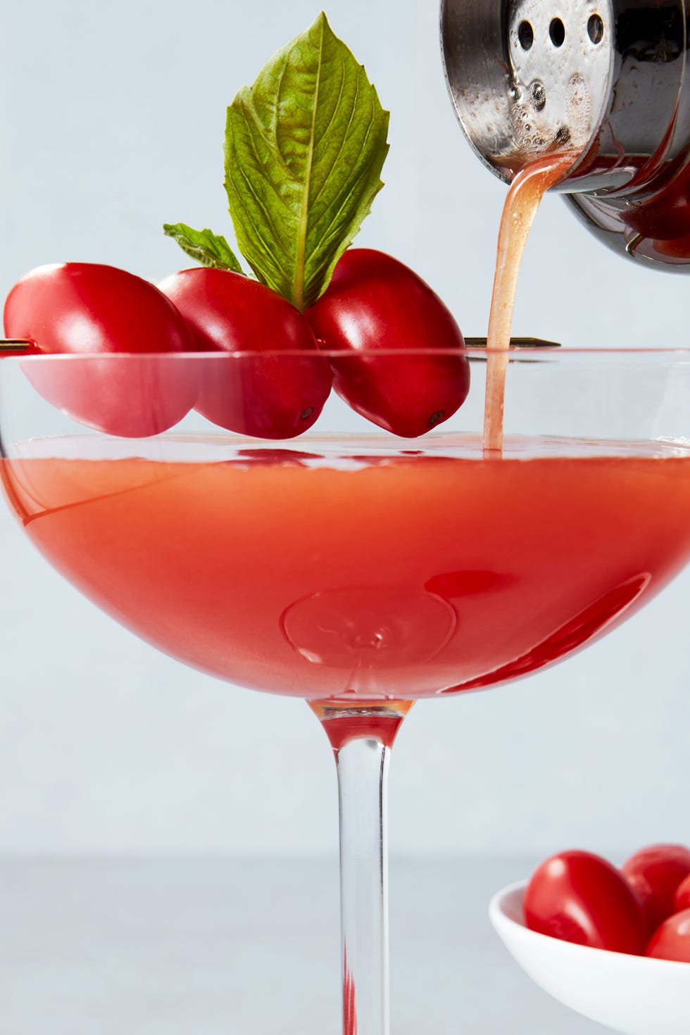 Tomates Tini verres à martini avec gin, vermouth infusé à la tomate et une feuille de basilic